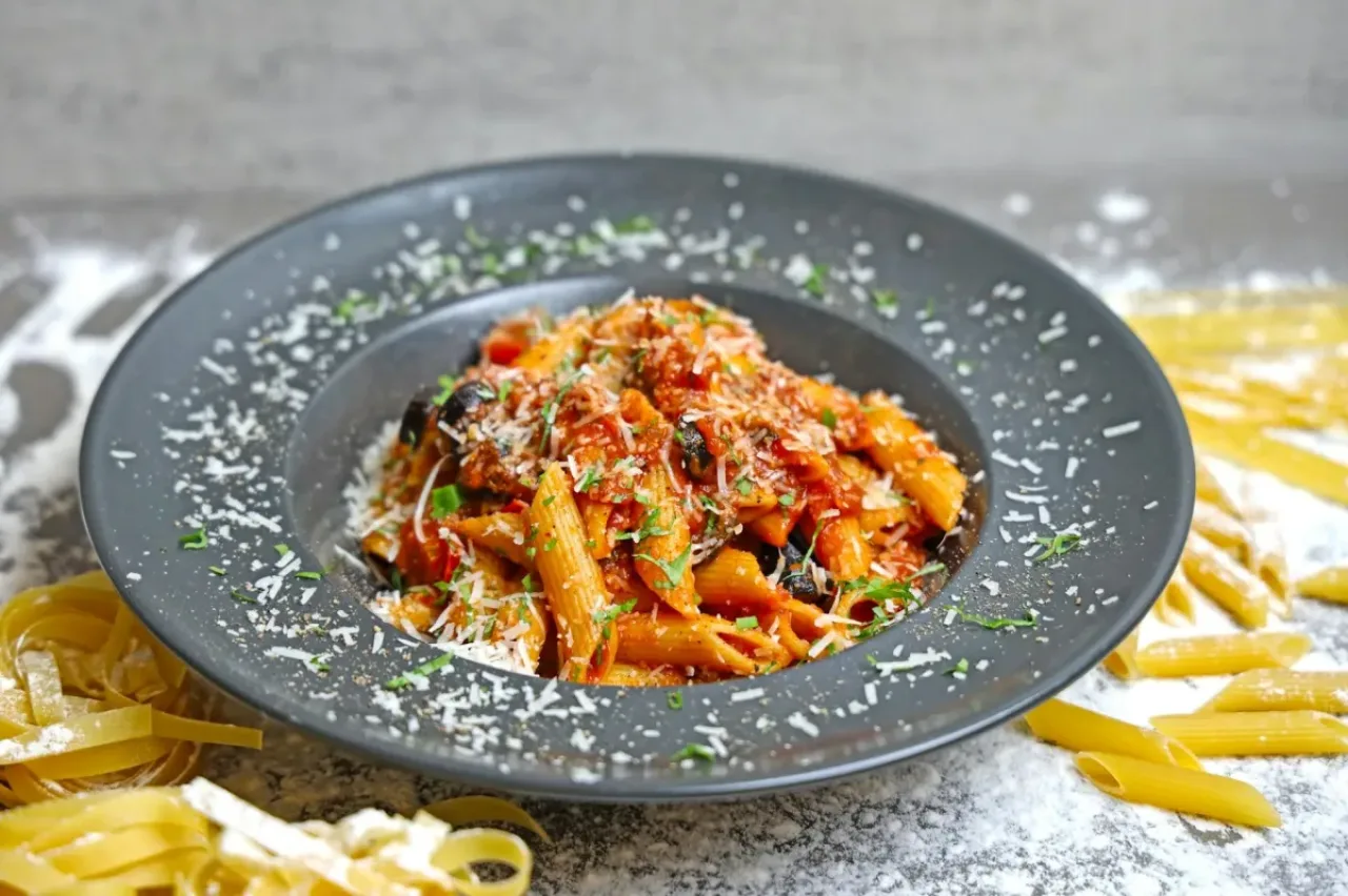 Fesleğenli Domates Soslu Spagetti