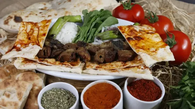 Fırında Patlıcan Kebabı: Bol Soslu ve Pratik Lezzet