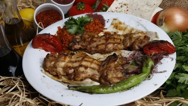 Efsane Çiğ Köfte Tarifi: Baharatıyla Lezzet Dolu