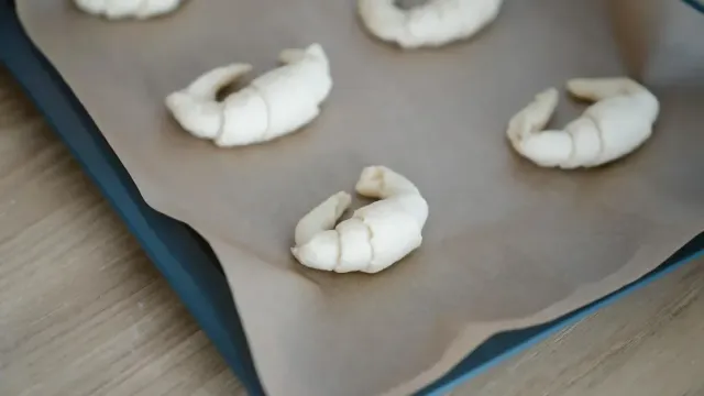 Fırında Tereyağlı Mantarlı Poğaça