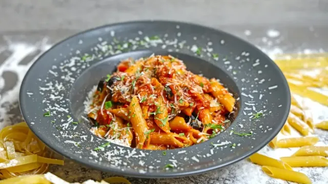 Fesleğenli Domates Soslu Spagetti