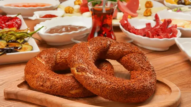 Kuru Üzümlü ve Çam Fıstıklı Zeytinyağlı Dolma