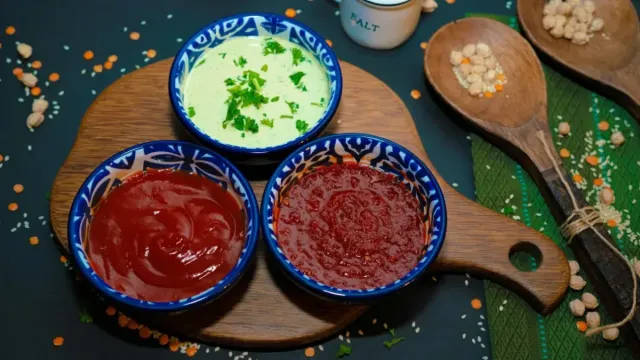 Fırında Limonlu ve Narlı Yaprak Sarma