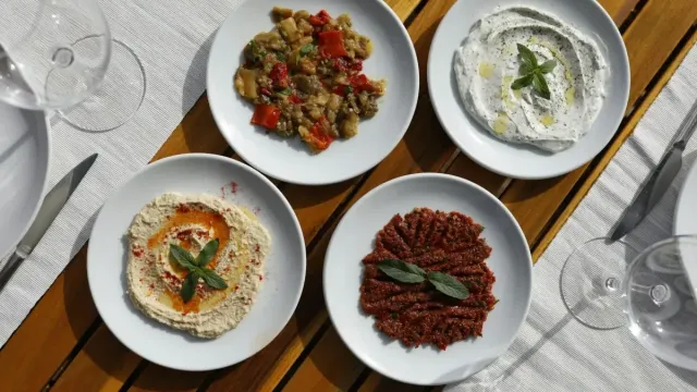 Kırmızı Biber Dolması: Antep Fıstıklı ve Nar Ekşili Özel Tarif