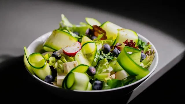 Kızılcık ve Nar Ekşili Kinoa Salatası