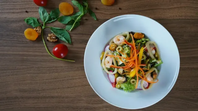 Nar Ekşili Roka Salatası Tarifi: Akdeniz Lezzetleriyle Buluşan Ferahlatıcı Salata