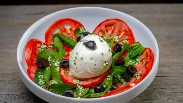 Narlı Antep Fıstıklı Cevizli Marul Salatası