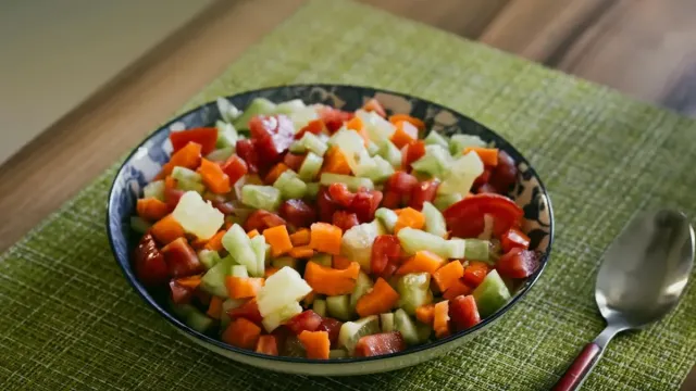 Nar Ekşili Kinoa ve Kuru Domatesli Anadolu Salatası