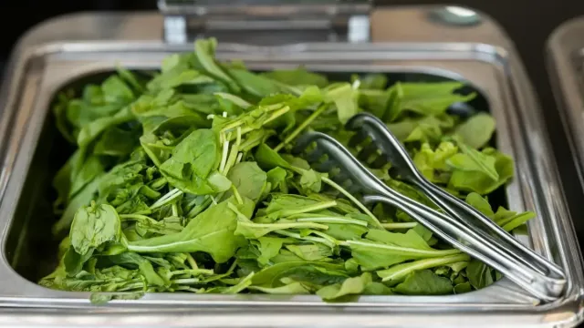 Zeytinyağlı Kereviz Kökü ve Nar Ekşili Salatası