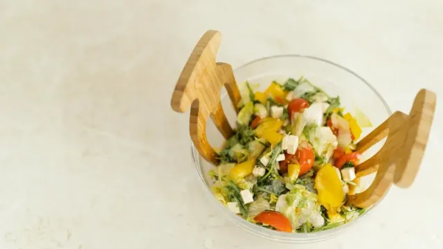 Kızılcık ve Kuru İncirli Anadolu Salatası