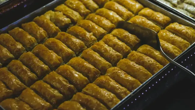 Antep Fıstıklı ve Gül Suyu Aromalı Özel Baklava