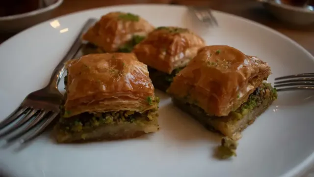 Bülbül Yuvası Baklava Tarifi – Antep Usulü Cevizli Şerbetli Tatlı