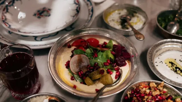 Antep Fıstıklı ve Nar Ekşili Ispanaklı Borani
