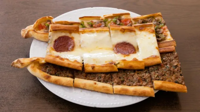 Antep Usulü Kıymalı ve Antep Fıstıklı Türk Pidesi