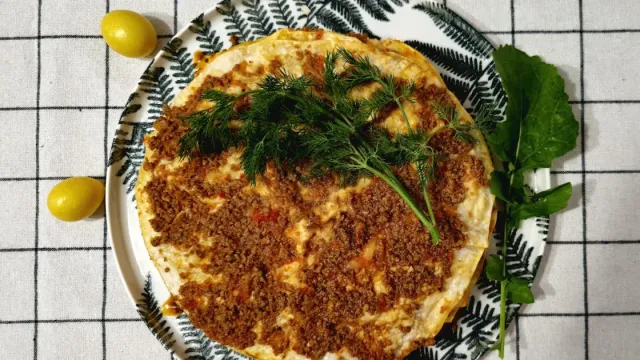 Antep Usulü Baharatlı Kıymalı Lahmacun Pizza