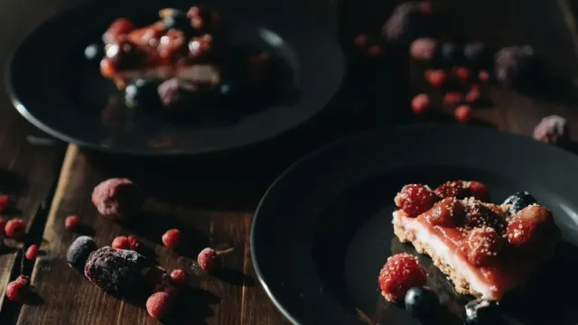 Frambuazlı Badem Tabanlı Cheesecake