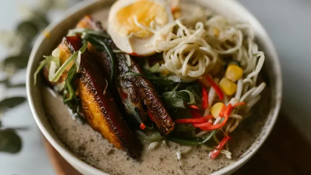Ev Yapımı Tonkotsu Ramen: Kremalı Domuz Çorbası Tarifi