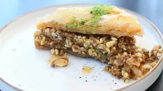 Bülbül Yuvası Baklava Tarifi – Antep Usulü Cevizli Şerbetli Tatlı