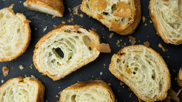 Altın Katmanlı Ev Yapımı Croissant Tarifi (Mayalı Hamur İle)