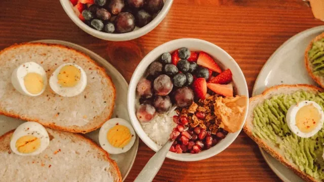 Zengin Avokado Toast: Nar Ekşili ve Cevizli Vegan Lezzet Şöleni