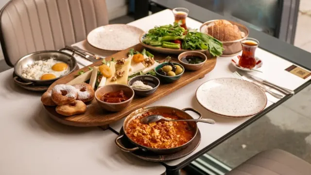Akrep: Yumurtalı Kıymalı Pide Kahvaltısı Tarifi