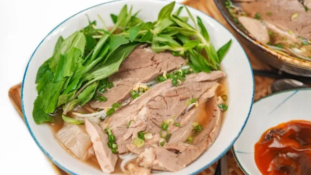 Ev Yapımı Pho Bo: Vietnam Usulü Sığır Erişte Çorbası