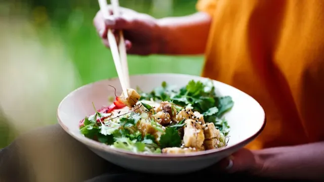 Fesleğenli Tavuklu Şehriyeli Salata (Arpa Şehriyeli) Tarifi