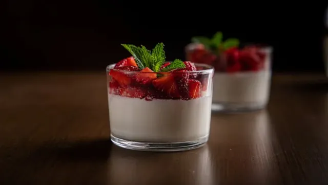 Fıstık Ezmesi ve Bal Şerbetli Panna Cotta