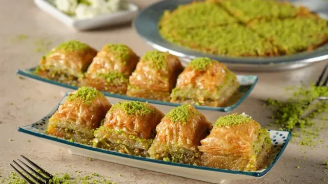 Fıstık Dolgulu Nar Şerbetli Baklava
