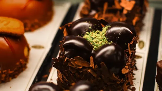 Antep Fıstıklı Profiterol Dolgusu ile Özel Profiterol