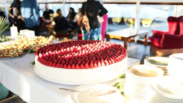 Türk Usulü Nar Şerbetli Pavlova