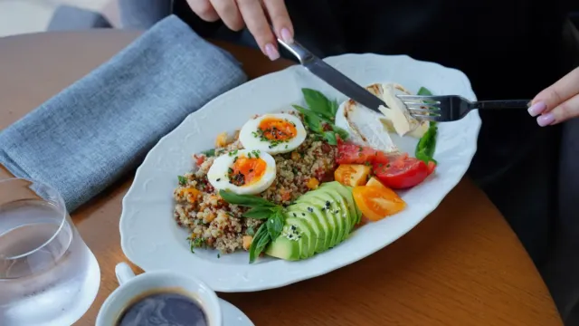 Mevsimin Taze Lezzeti: Nar Ekşili Roka ve Kinoa Salatası