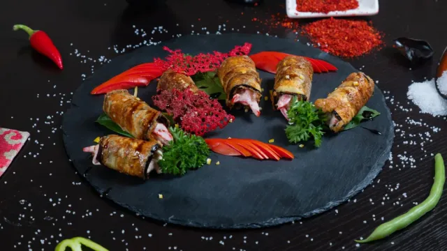 Türk Usulü Sushi: Baharatlı Bulgur Dolgulu Deniz Mahsulleri Rulosu