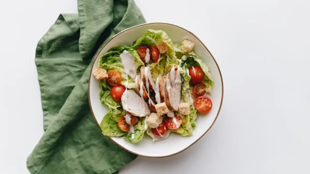 Anadolu Usulü Sezar Salata: Antep Fıstıklı ve Nar Ekşili