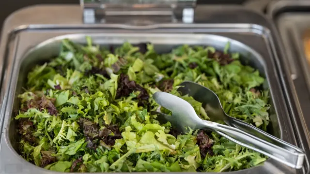 Nar Ekşili Roka Salatası ile Antep Fıstıklı Lezzet Şöleni