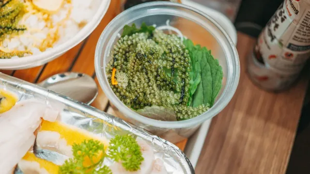 Fırında Limonlu ve Narlı Yaprak Sarma