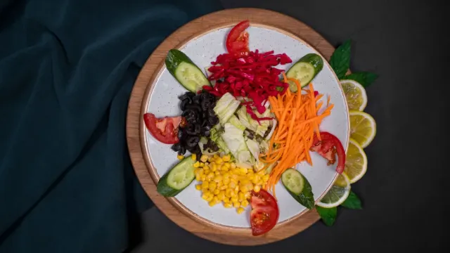 Geleneksel Çoban Salatası: Taze Baharatlı Lezzet