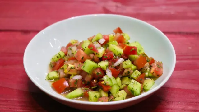 Köy Usulü Çoban Salatası