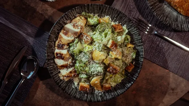 Fırınlanmış Tavuklu Anadolu Usulü Sezar Salata