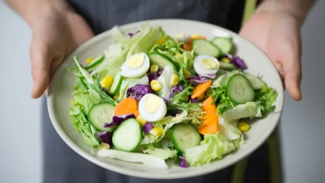 Nar Ekşili Roka ve Kırmızı Turp Salatası