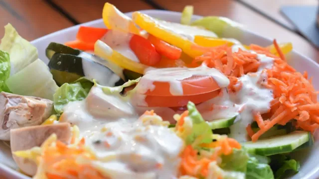 Nar Ekşili Roka Salatası Tarifi: Akdeniz Lezzetleriyle Buluşan Ferahlatıcı Salata