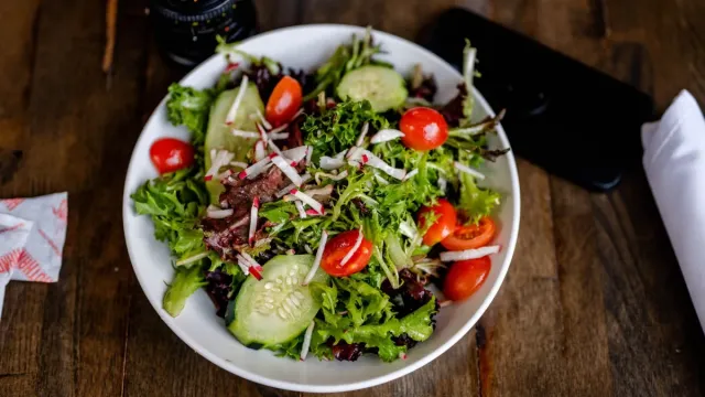 Gavurdağı Salatası Tarifi: Geleneksel Lezzet Modern Sunum