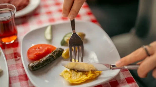 Nar Ekşili ve Fıstıklı Zeytinyağlı Yaprak Sarma