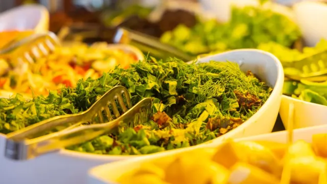 Ege Usulü Çiroz Salatası: Limonlu ve Dereotlu Lezzet Şöleni