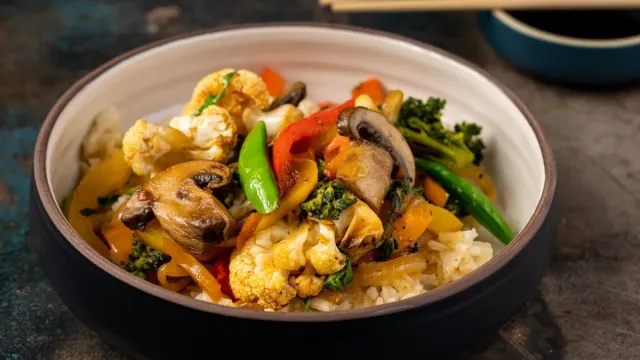 Soya-Sesamlı Sebze Stir-fry 2025-12-09