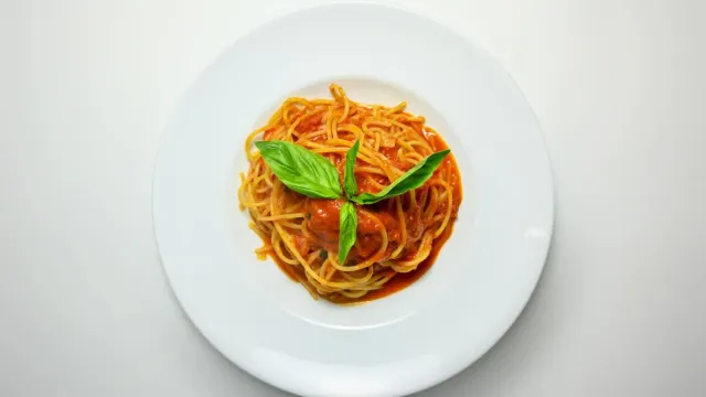Fesleğenli Domates Soslu Spagetti