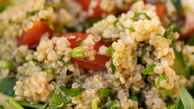 Narlı Cevizli Kinoa Salatası