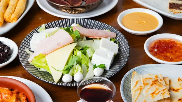 Köy Usulü Tereyağlı Yumurta ve Pastırmalı Ekmek