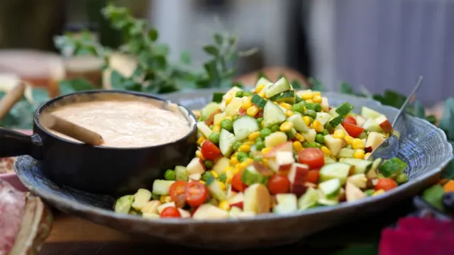 Nar Ekşili Antep Fıstıklı Kırmızı Lahana Salatası