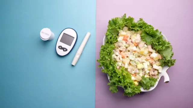 Narlı Antep Fıstıklı Cevizli Marul Salatası
